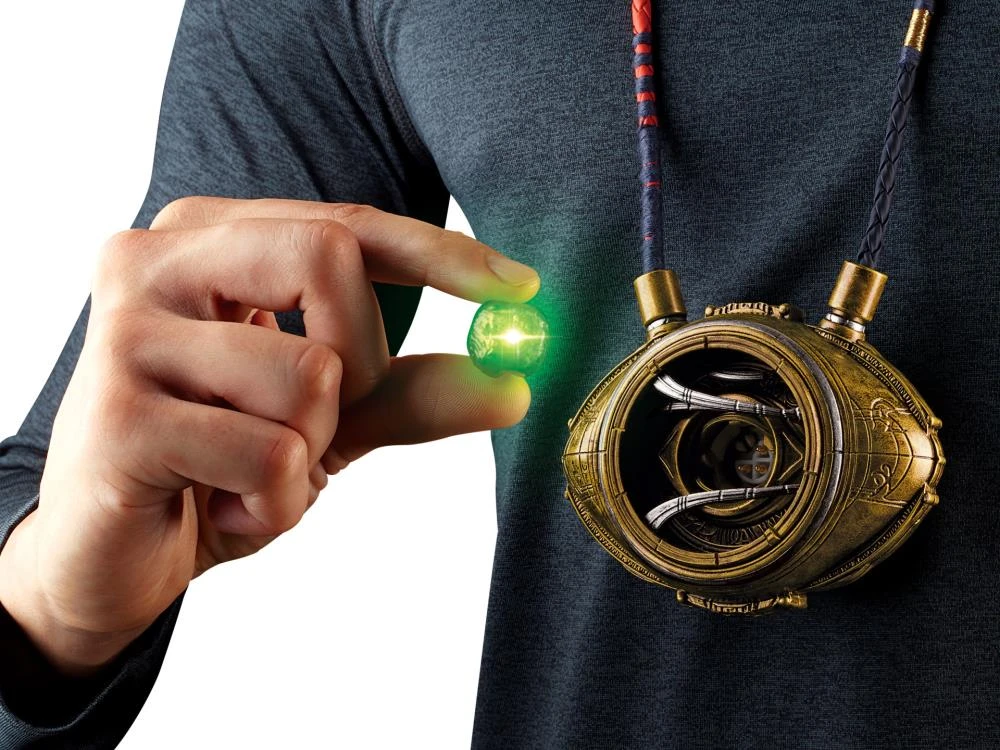 Hasbro Marvel Legends Eye Of Agamotto Prop Replica 5 Hasbro Marvel Legends Eye Of Agamotto Prop Replica - Image 5